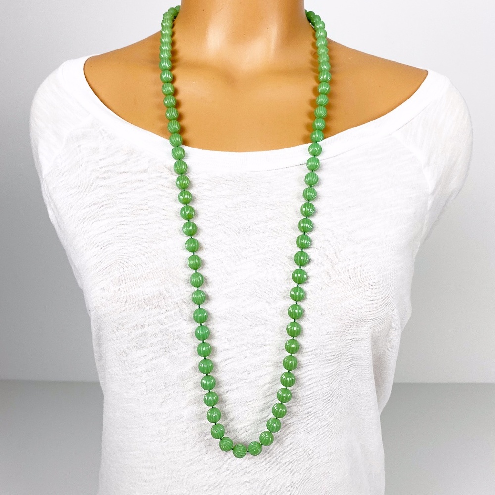 vintage SARAH COVENTRY green strand of ribbed beads NECKLACE costume jewelry